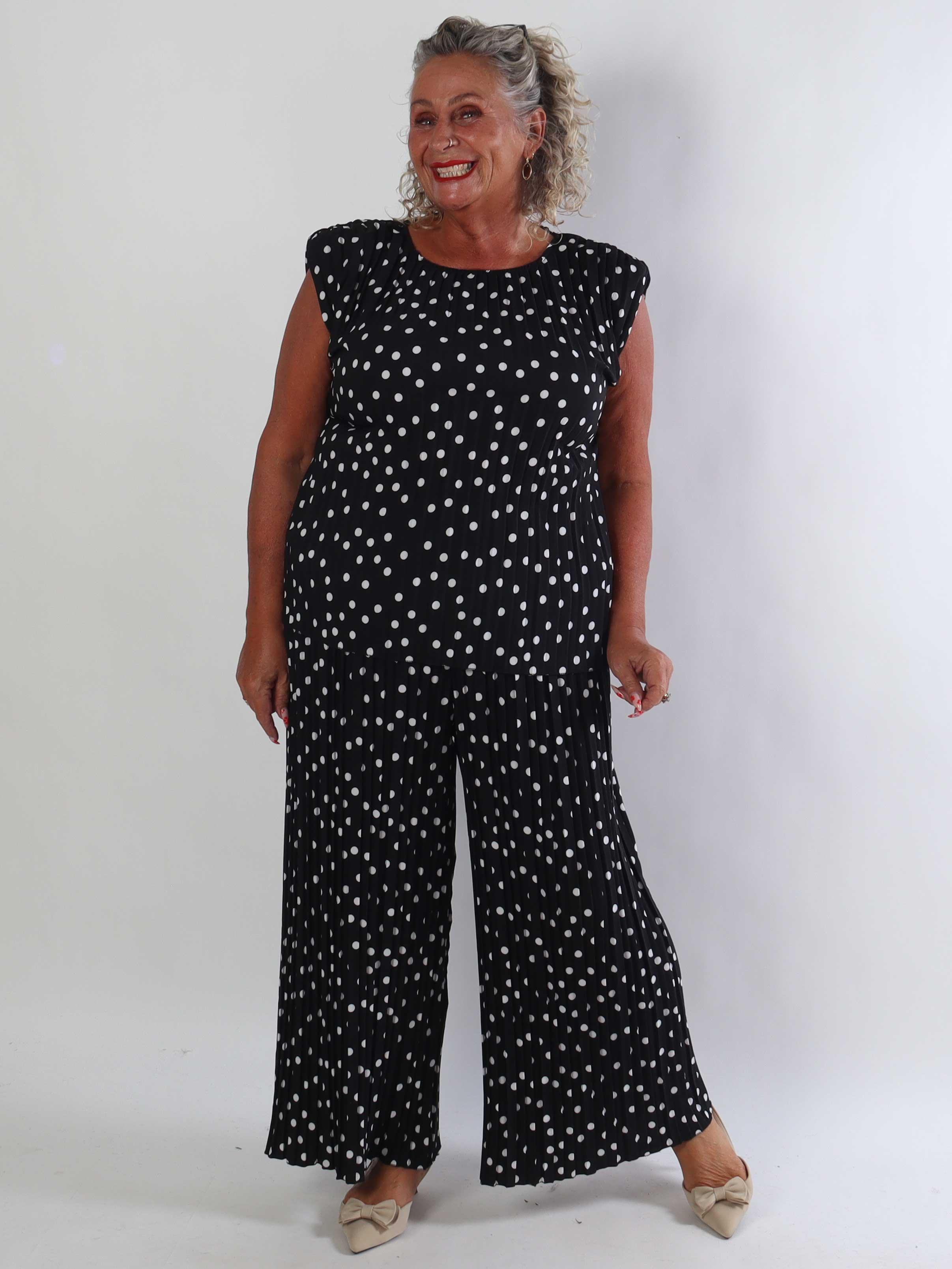 Zina - Elegant plisseret plus size sæt med prikker